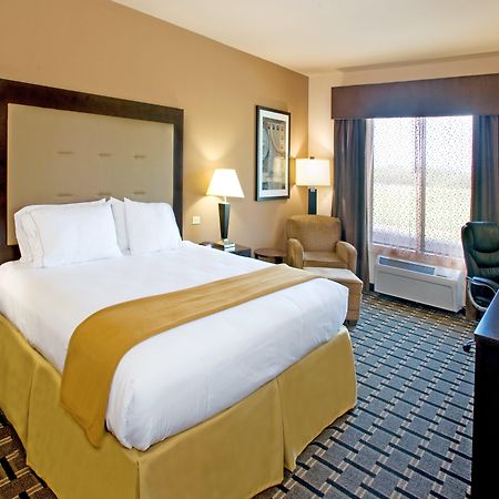 Holiday Inn Express And Suites Beeville By Ihg Room photo