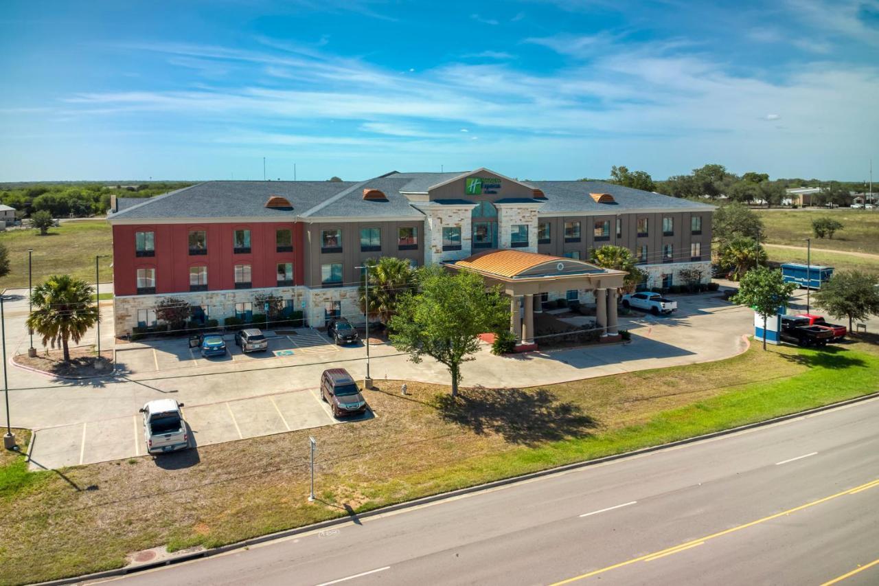 Holiday Inn Express And Suites Beeville By Ihg Exterior photo