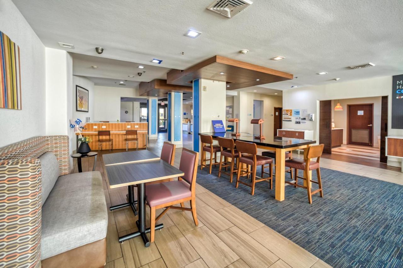 Holiday Inn Express And Suites Beeville By Ihg Exterior photo