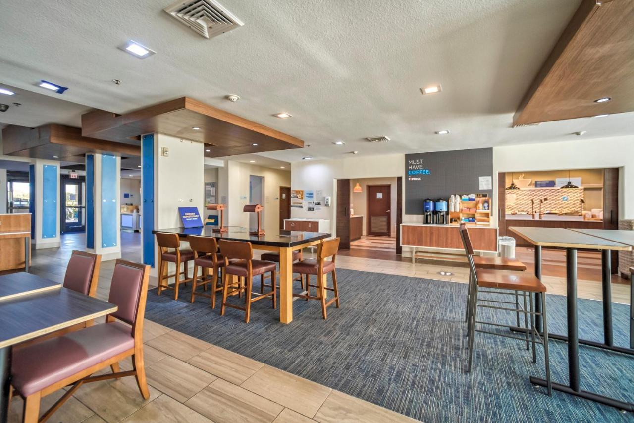 Holiday Inn Express And Suites Beeville By Ihg Exterior photo