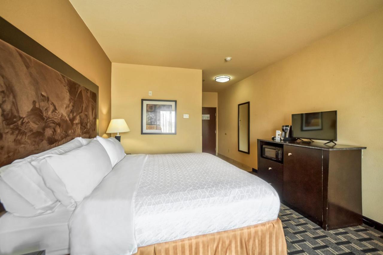 Holiday Inn Express And Suites Beeville By Ihg Exterior photo