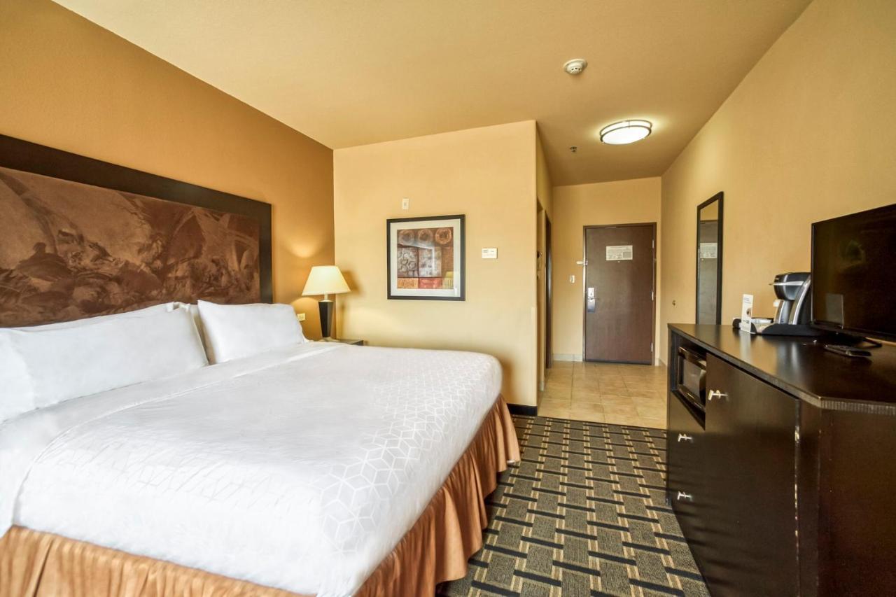 Holiday Inn Express And Suites Beeville By Ihg Exterior photo