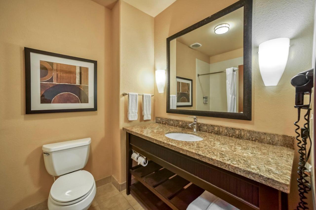 Holiday Inn Express And Suites Beeville By Ihg Exterior photo