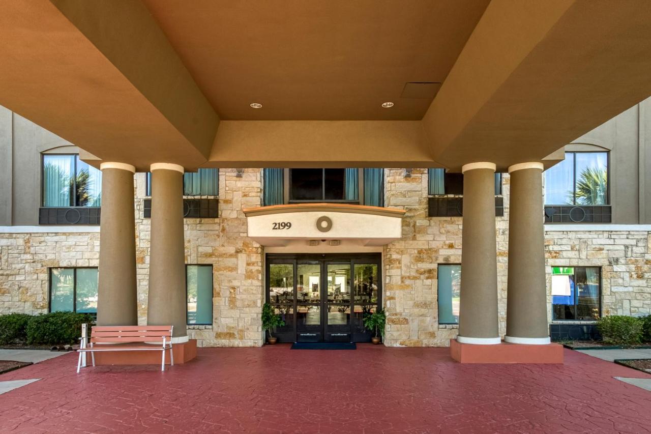 Holiday Inn Express And Suites Beeville By Ihg Exterior photo