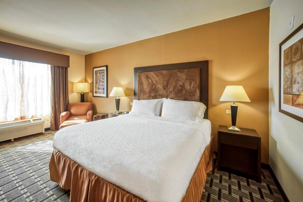 Holiday Inn Express And Suites Beeville By Ihg Exterior photo