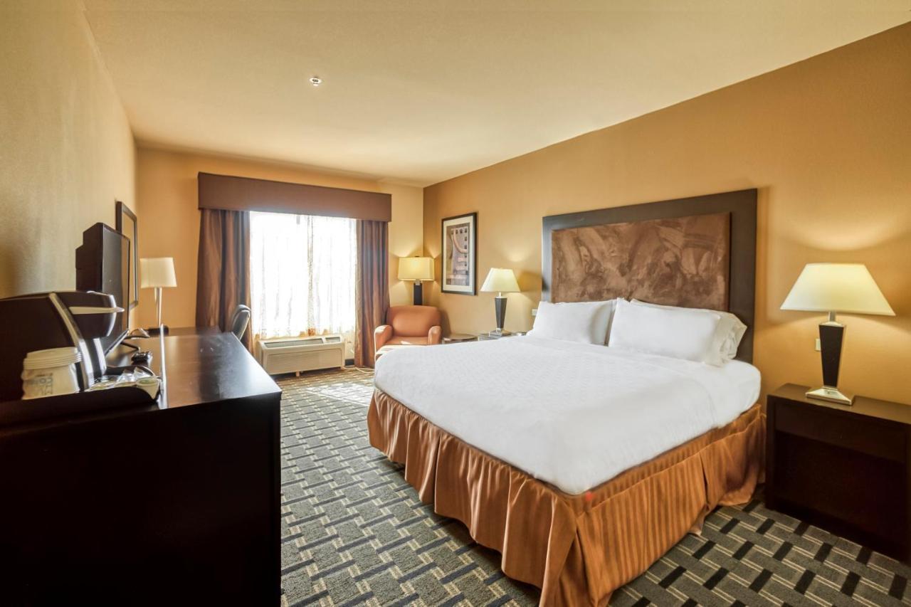 Holiday Inn Express And Suites Beeville By Ihg Exterior photo
