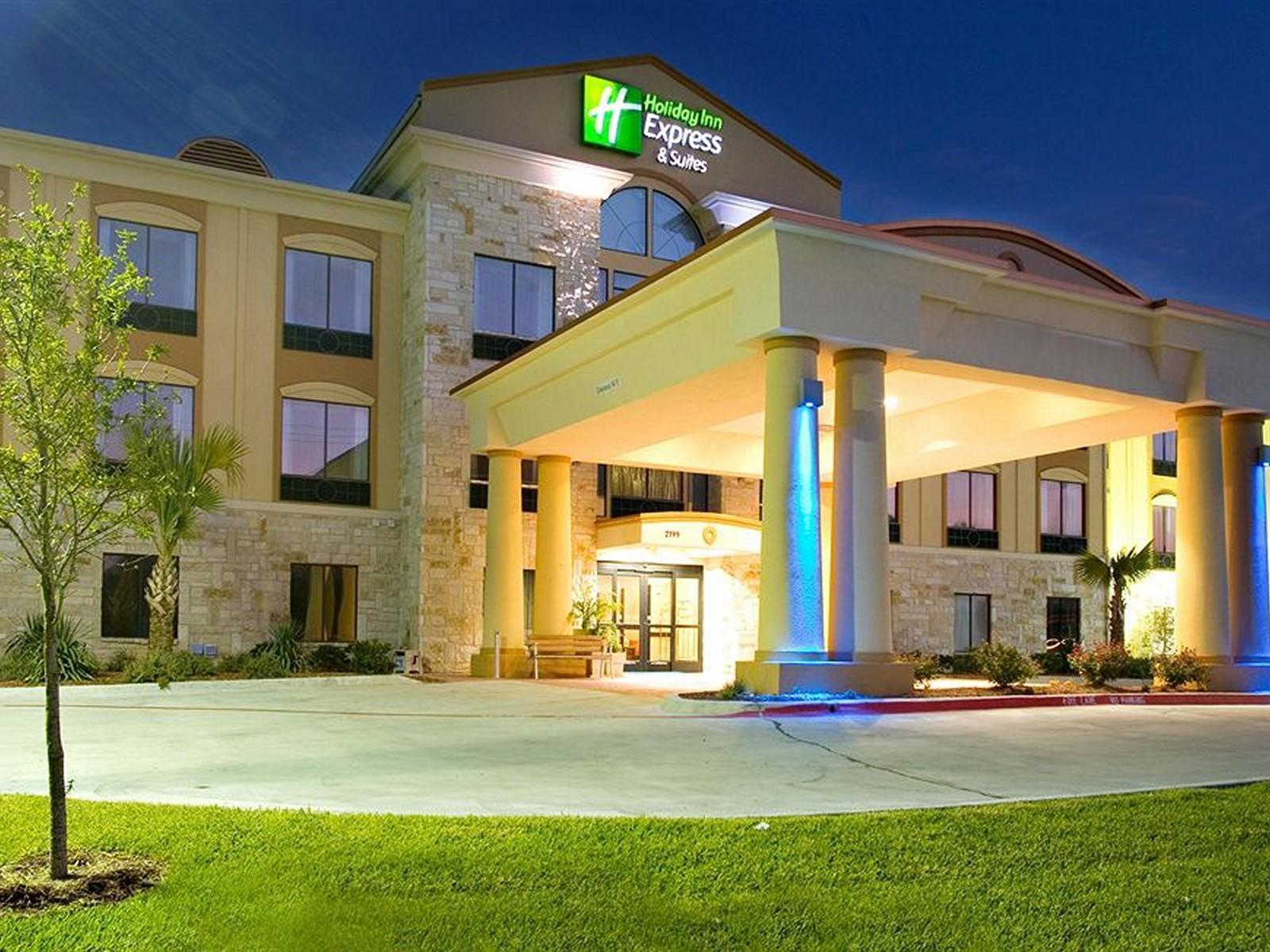 Holiday Inn Express And Suites Beeville By Ihg Exterior photo